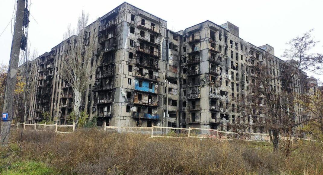 "Тіла з багатоповерхівок відправляють в мусор": опубліковані нові дані про злочини цивільних окупантів в Маріуполі, - Андрющенко