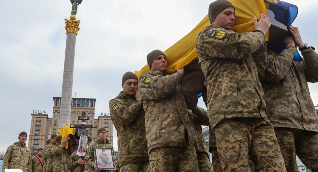 У Києві попрощалися з загиблими воїнами ЗСУ — Олегом та Микитою Хомюками — батьком та сином