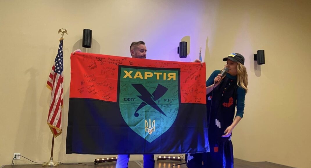 Жадан продав у Нью-Йорку для потреб ЗСУ прапори з фронту та свої книжки з підписом Залужного