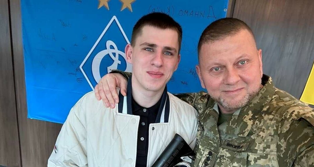 Залужний нагородив старшого солдата Руслана Зубарєва відзнакою "Золотий Хрест"