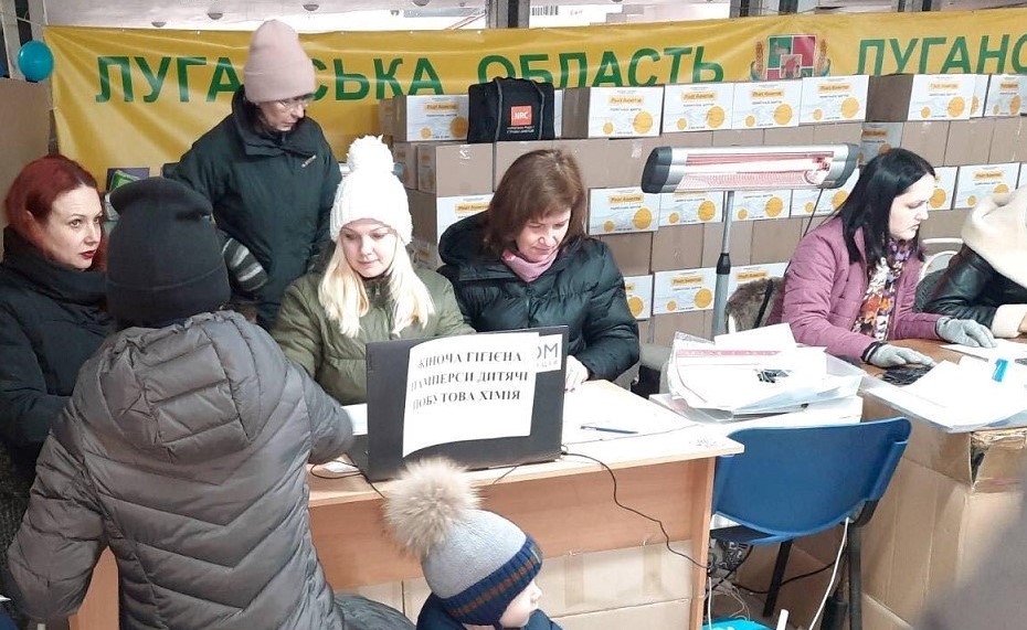 В Северодонецком гумхабе для переселенцев из Луганщины в Днепре за неделю издано более 1100 продуктовых наборов