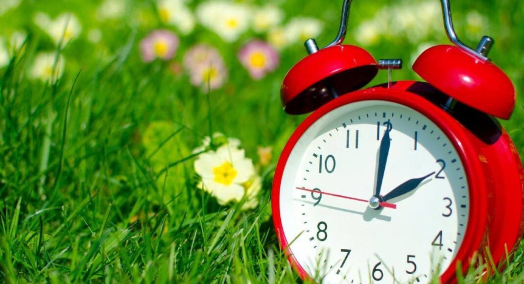 Украина этой ночью переходит на летнее время