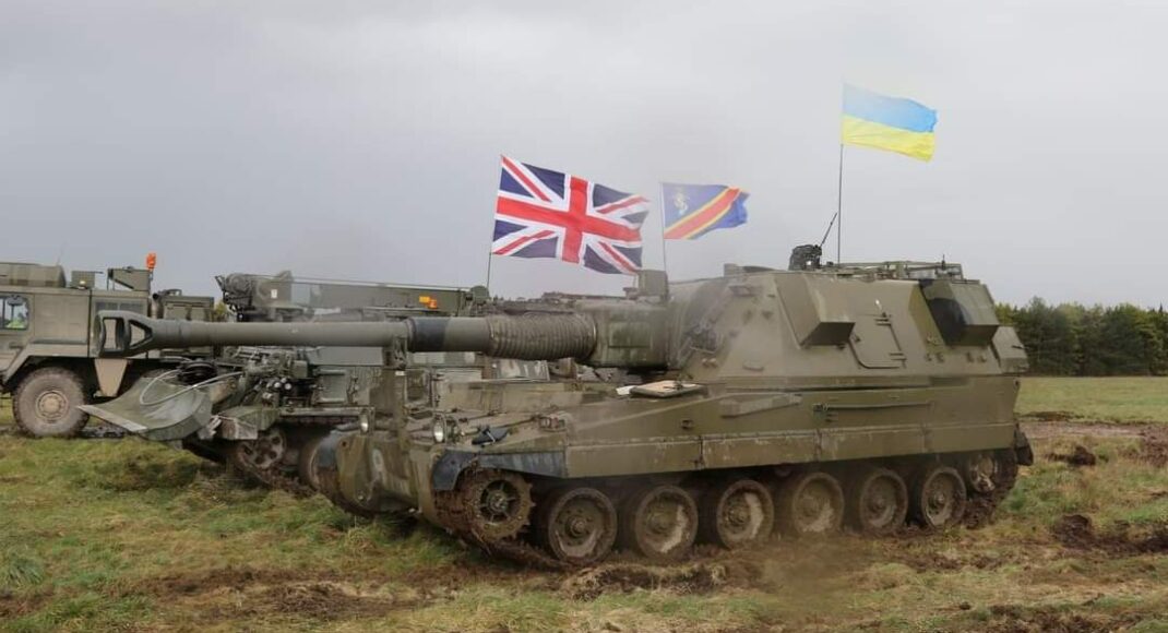 Украинские артиллеристы завершают обучение в Великобритании: фото