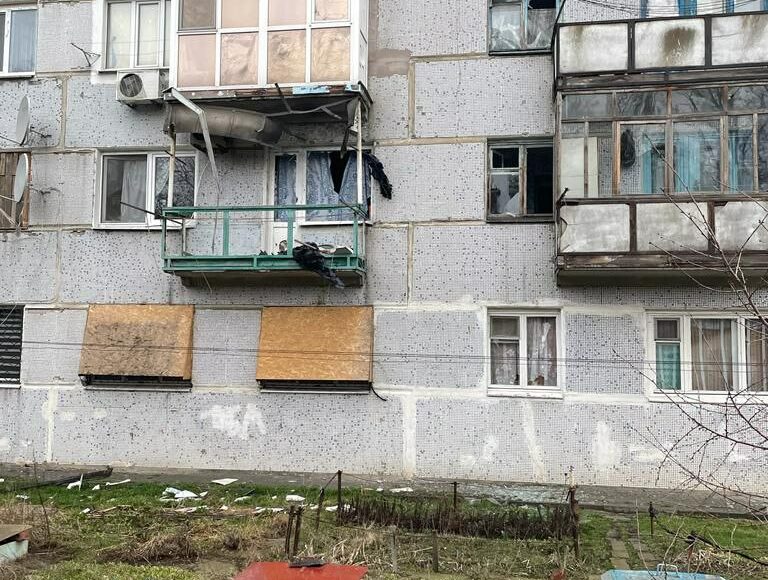 Россияне обстреляли Курахово – в городе повреждено более 12 многоэтажек и 20 частных домов