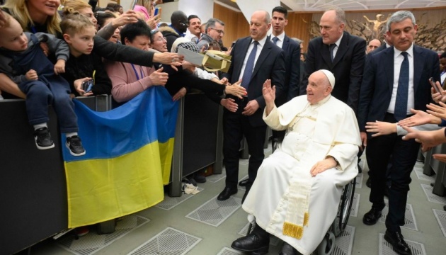 Папа Римский обратился к беженцам из Украины: молюсь за мир для вашей страны