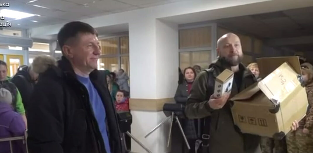 Військові передали подарунки дітям прифронтової Селидівської громади на Донеччині