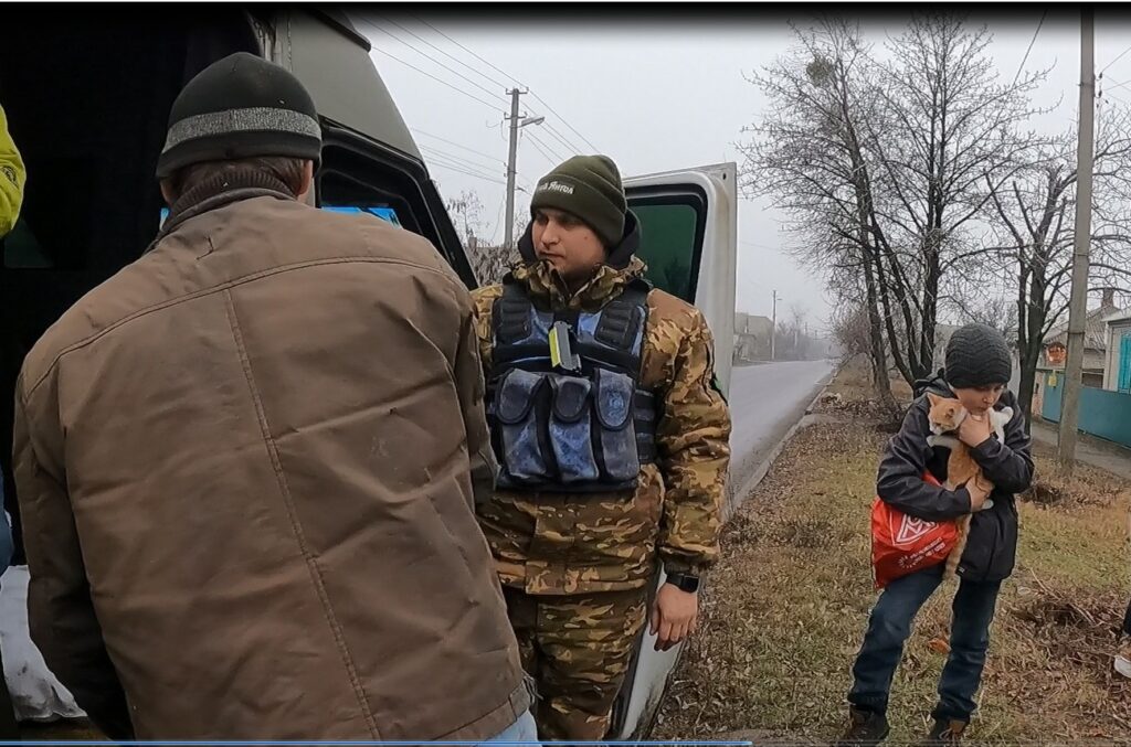 поліціянти евакуюють з Лиманщини людей