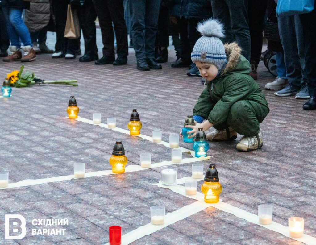 головна у Києві пам'ять загиблих у Драмтеатрі Маріуполя