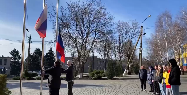 В окупованому Маріуполі дітей змушують підіймати російський прапор та слухати гімн рф