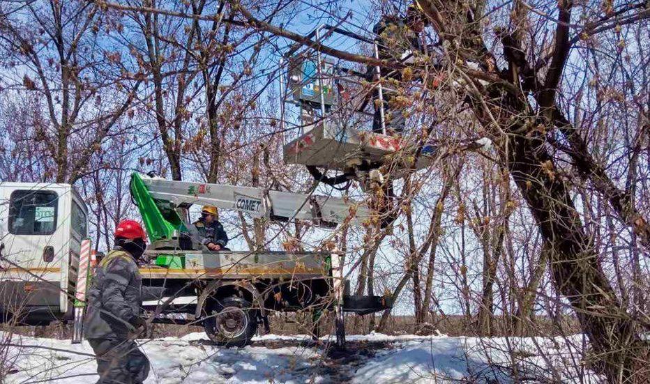 В Донецкой области восстановили подачу света 10 тыс. абонентов после непогоды, еще 20 тыс. остаются без электричества