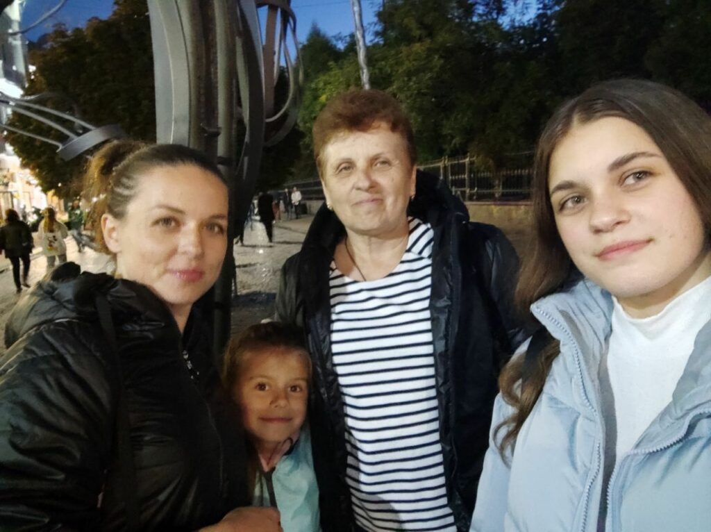 Анна з родиною