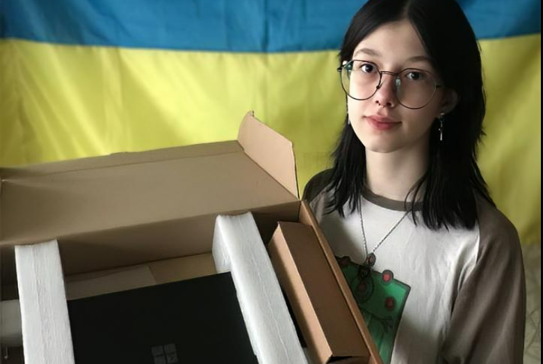 Учні та викладачі Кремінської художньої школи отримали ноутбуки від міжнародних партнерів