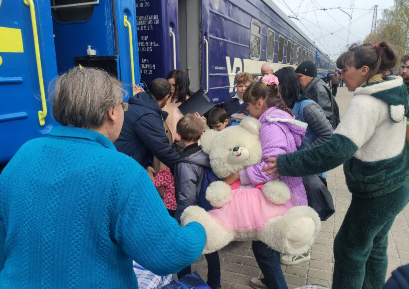 До Житомирської області виїхали 28 мешканців Донеччини: діти та багатодітна родина
