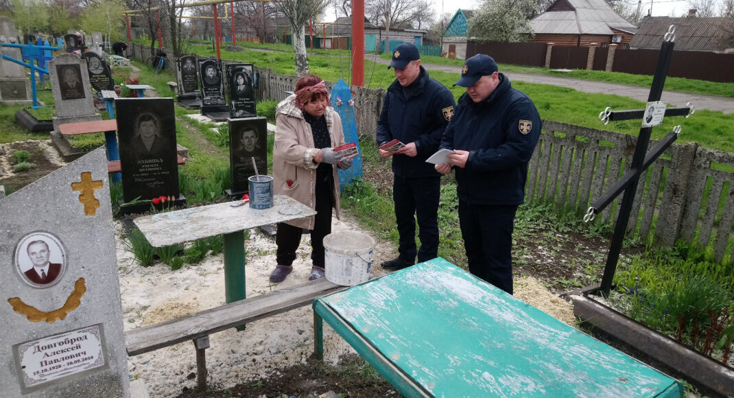 Понад 800 правоохоронців залучили на чергування на місцях поховання Донеччини для контролю і безпеки відвідувачів