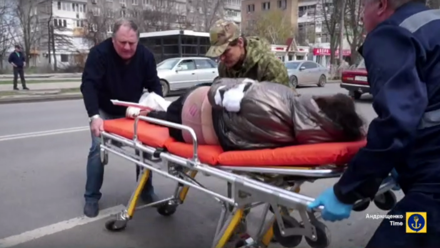 П'яні росіяни збили на автівці п’яну жінку в Маріуполі: відео