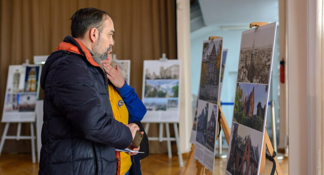 У Києві відкрили маріупольську фотовиставку "Вписані в історію. Зруйновані війною": фото