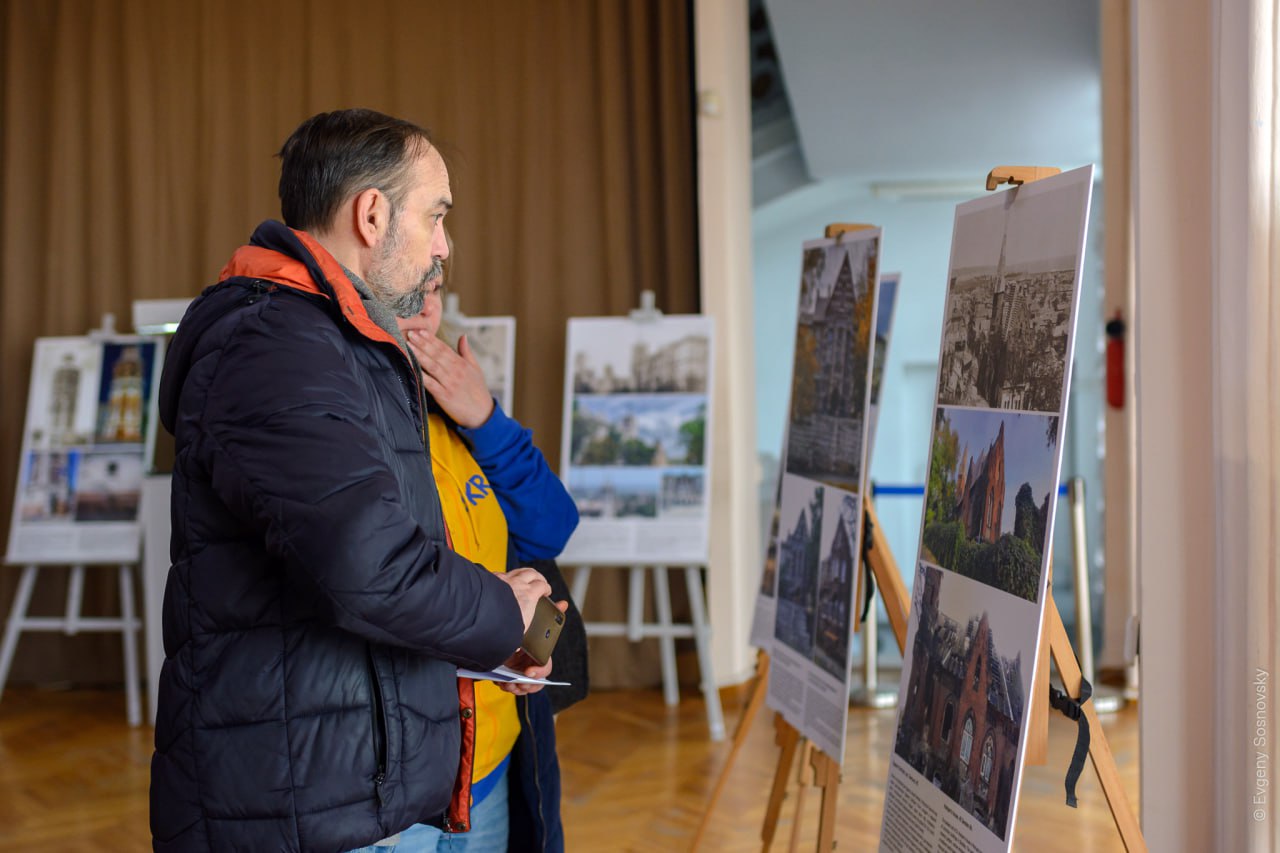 У Києві відкрили маріупольську фотовиставку "Вписані в історію. Зруйновані війною": фото