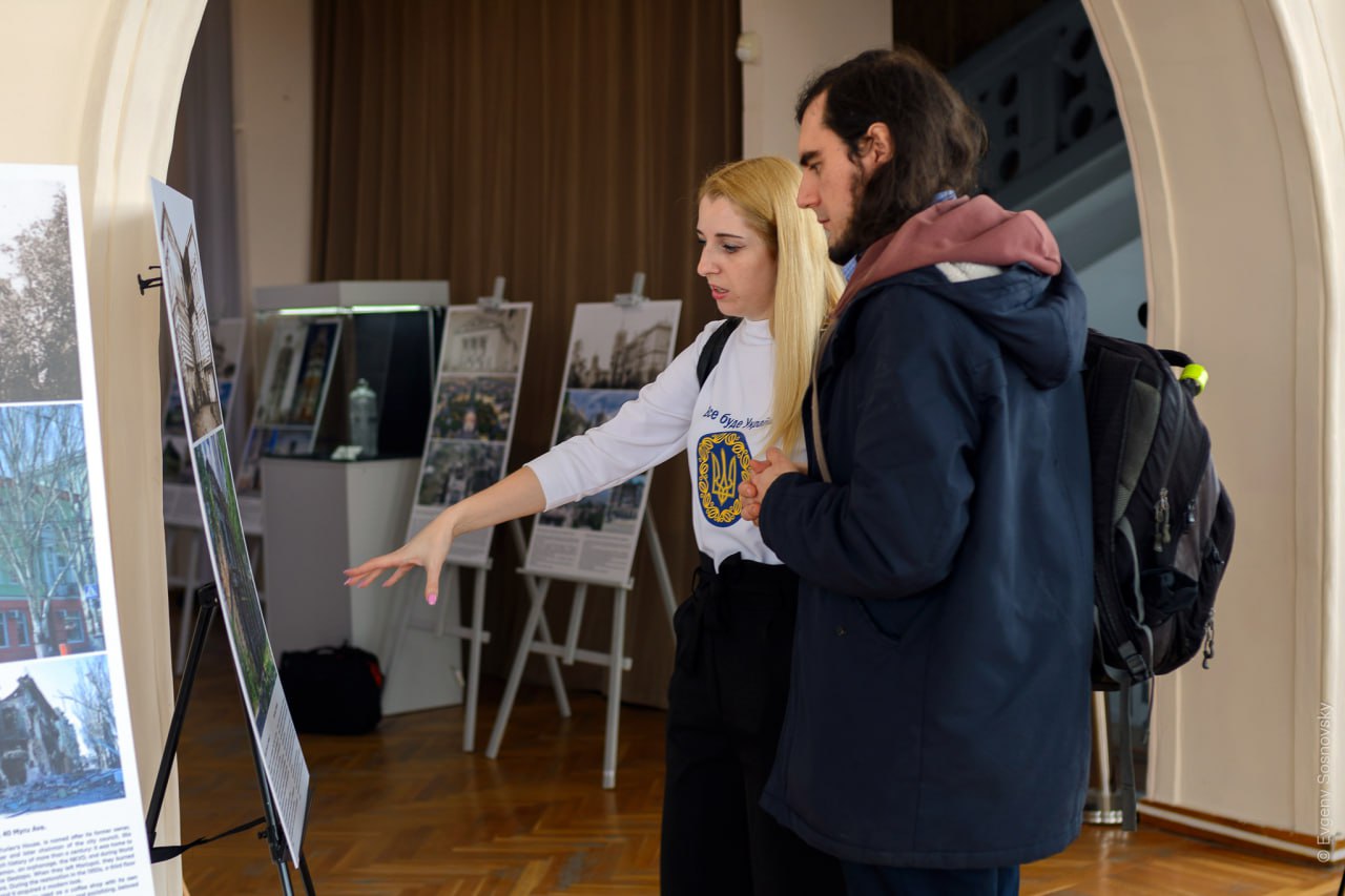 У Києві відкрили маріупольську фотовиставку "Вписані в історію. Зруйновані війною": фото