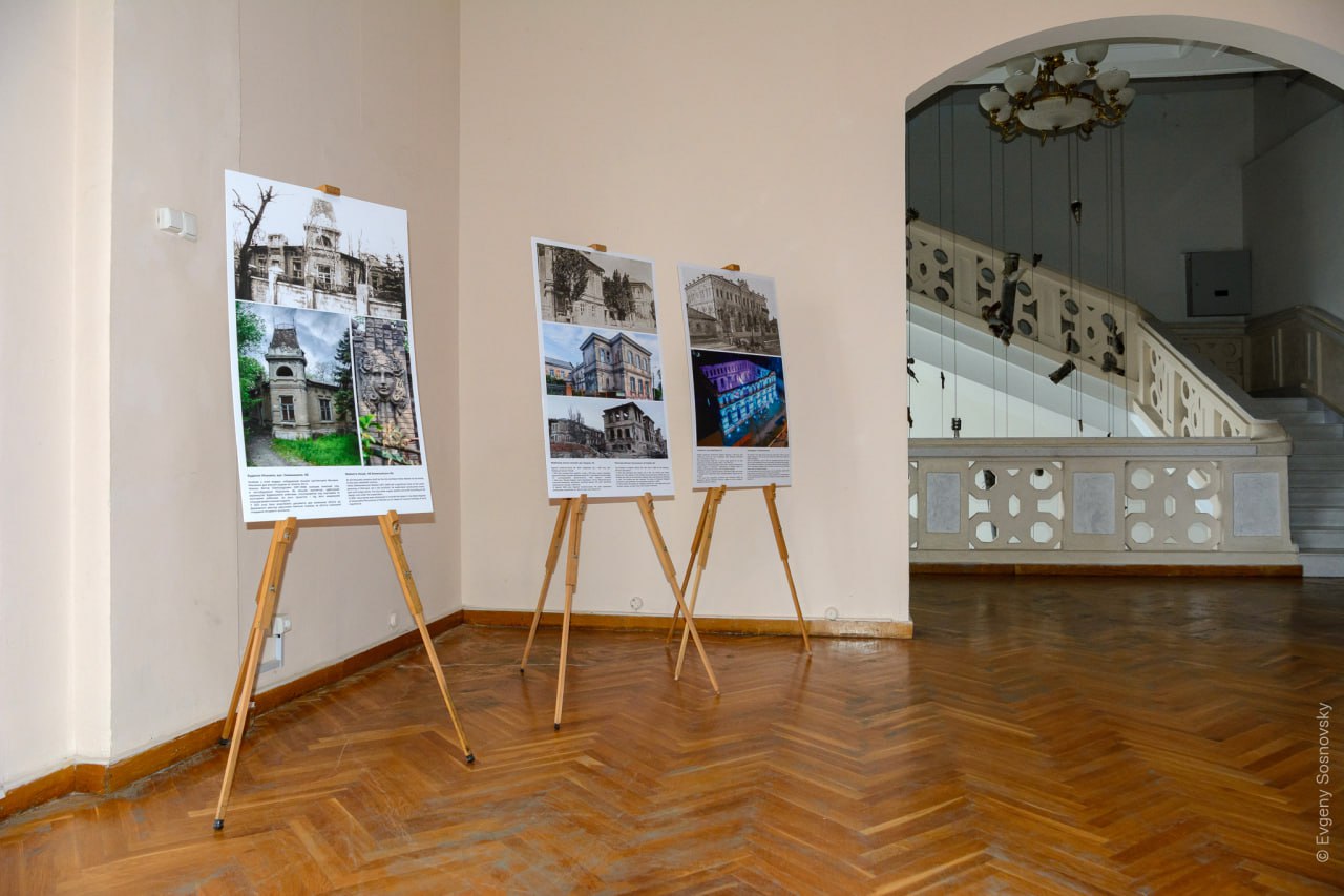 У Києві відкрили маріупольську фотовиставку "Вписані в історію. Зруйновані війною": фото