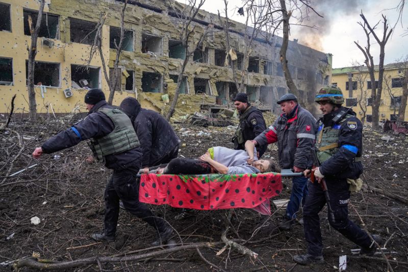 Померли мати та немовля: Евген Малолєтка розповів про свій переможний знімок на Word Press Photo 2023 з Маріуполя