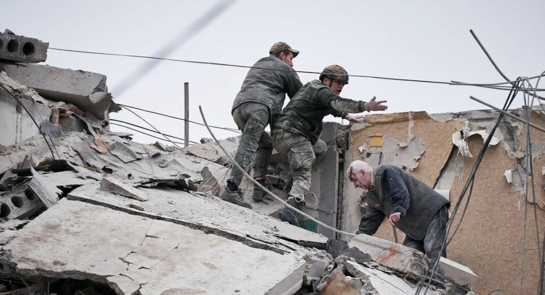 Дитину, яка опинилася під завалами будинку у Слов'янську, дістали живою, — ЗМІ