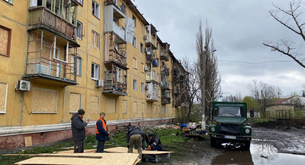 В Славянске все коммунальные службы города работают над ликвидацией последствий обстрелов: видео