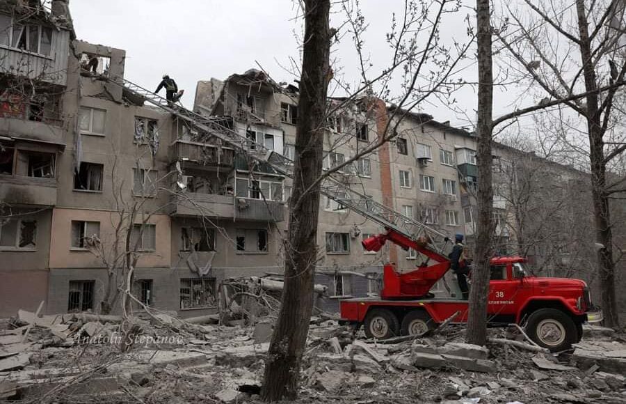 Спасатели уточнили, что в Славянске достали из-под завалов тела двух погибших людей