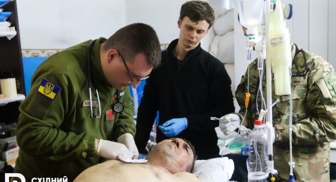 Лікарі на передовій розповіли, як допомагають пораненим військовим під Бахмутом