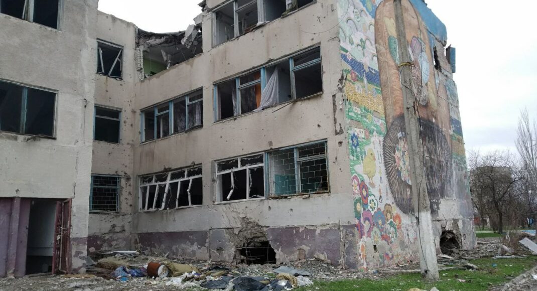 Загарбники пошкодили 54 школи у Маріуполі, вісім з них зруйновані повністю, — міськрада
