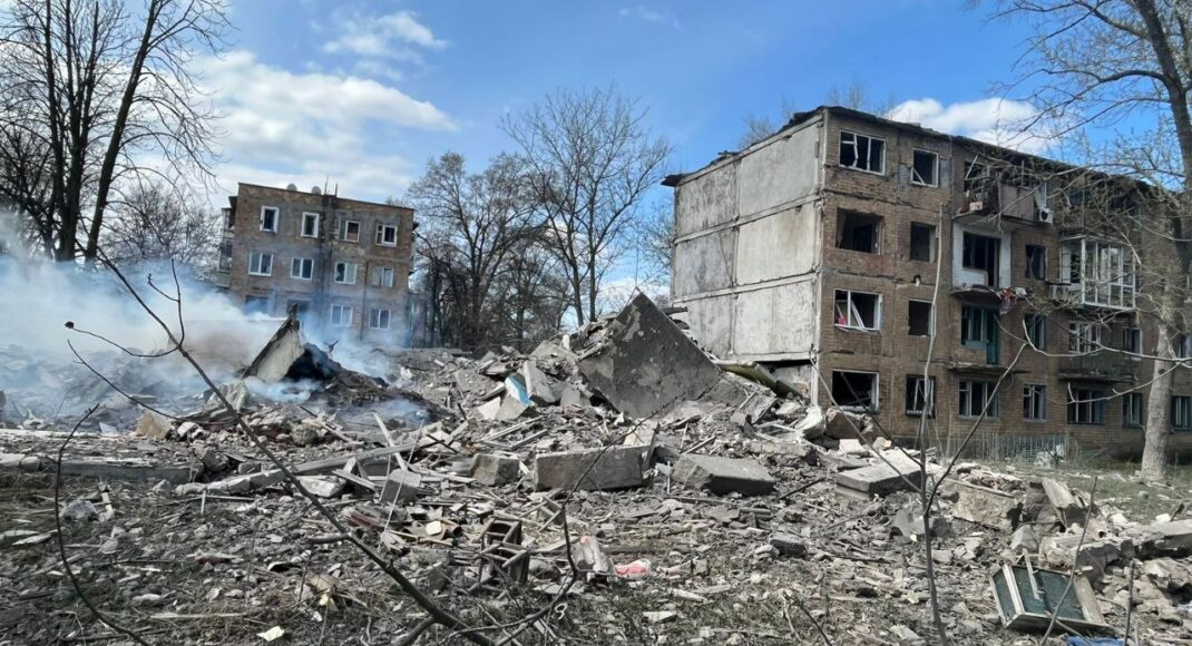 Авдеевка подверглась очередному авиаудару — уничтожена еще одна многоэтажка