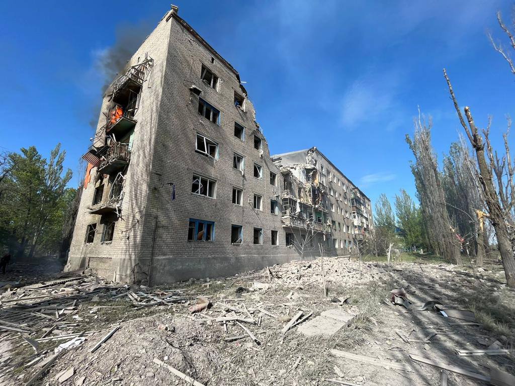 Війська рф знов обстріляли Авдіївку, та влучили в багатоповерхівку