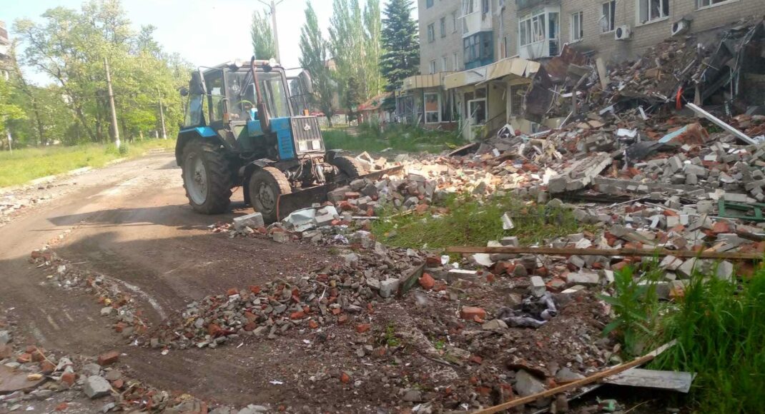 У Авдіївці обстрілами знищено ще одну багатоповерхівку, комунальники розчищають уламки: фото