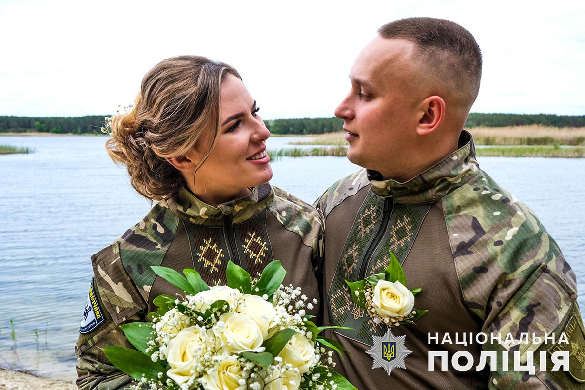 В деокупованому Лимані одружилися поліцейські, які рятують людей в зоні бойових дій