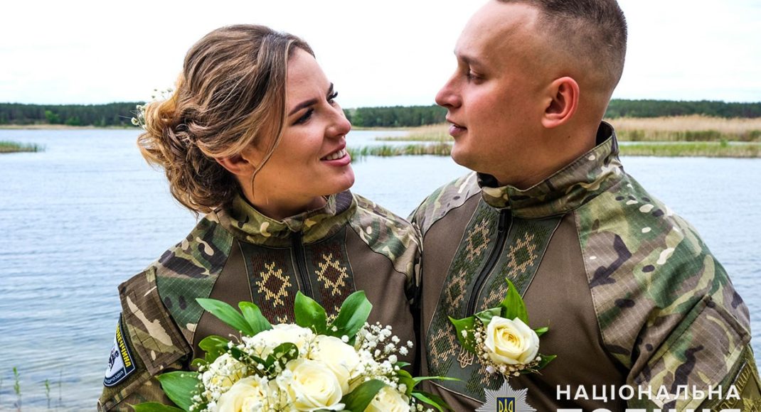 В деоккупированном Лимане поженились полицейские, которые спасают людей в зоне боевых действий: видео