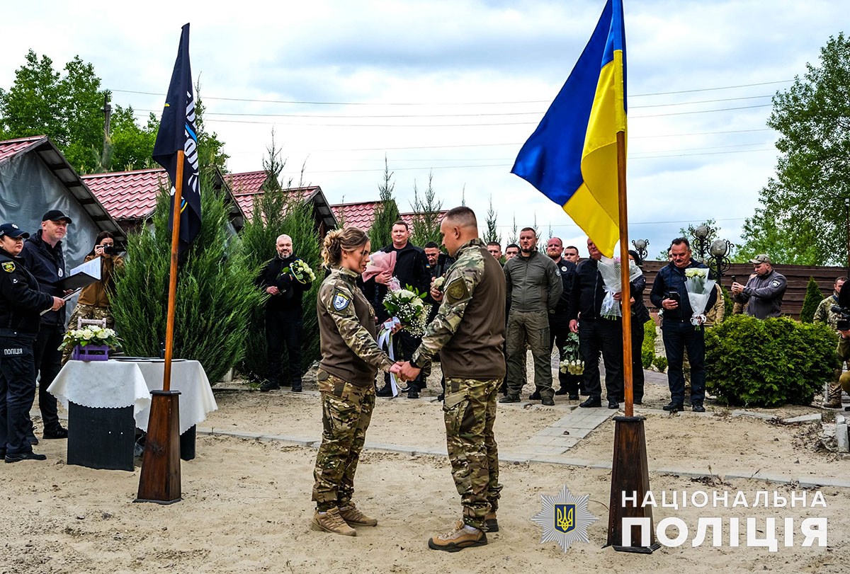 В деокупованому Лимані одружилися поліцейські, які рятують людей в зоні бойових дій
