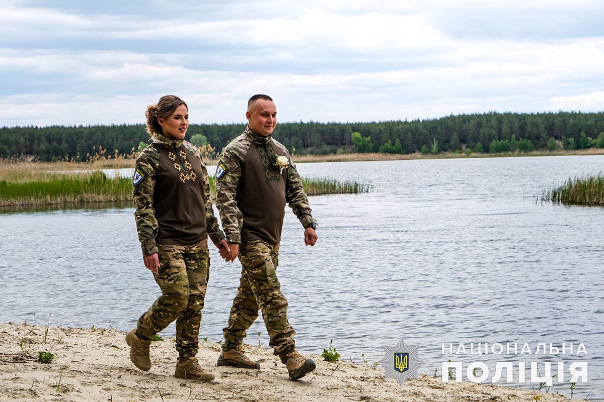 В деокупованому Лимані одружилися поліцейські, які рятують людей в зоні бойових дій