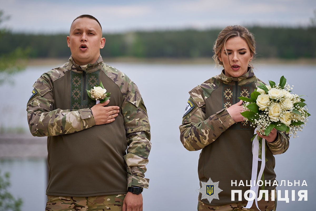 В деокупованому Лимані одружилися поліцейські, які рятують людей в зоні бойових дій