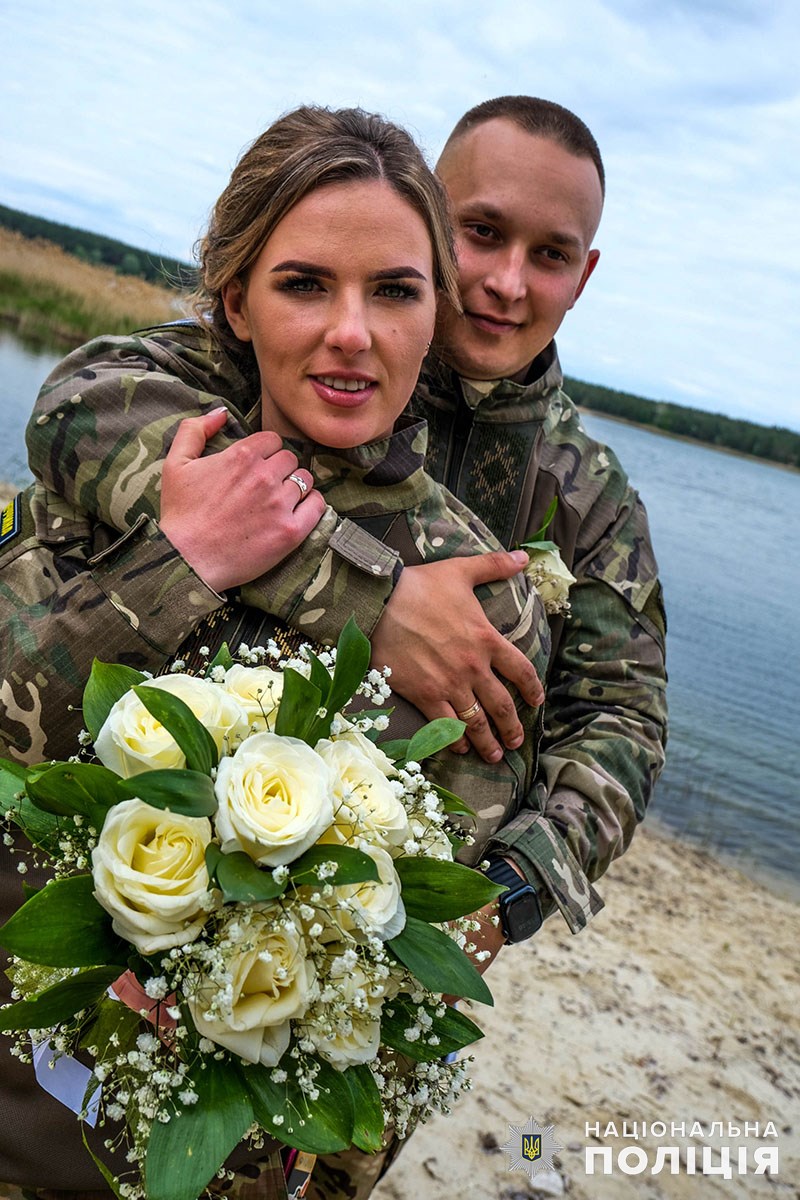 В деокупованому Лимані одружилися поліцейські, які рятують людей в зоні бойових дій