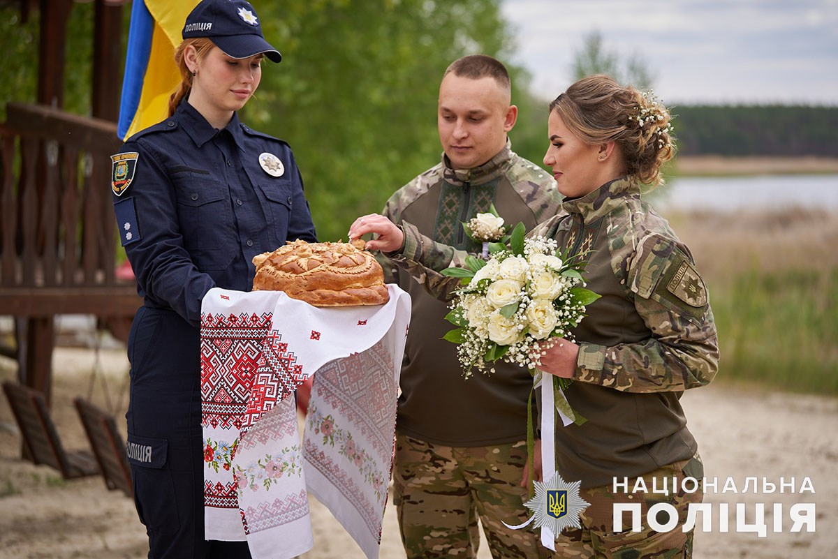В деокупованому Лимані одружилися поліцейські, які рятують людей в зоні бойових дій