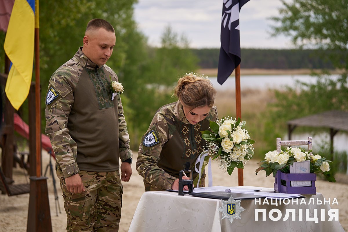 В деокупованому Лимані одружилися поліцейські, які рятують людей в зоні бойових дій