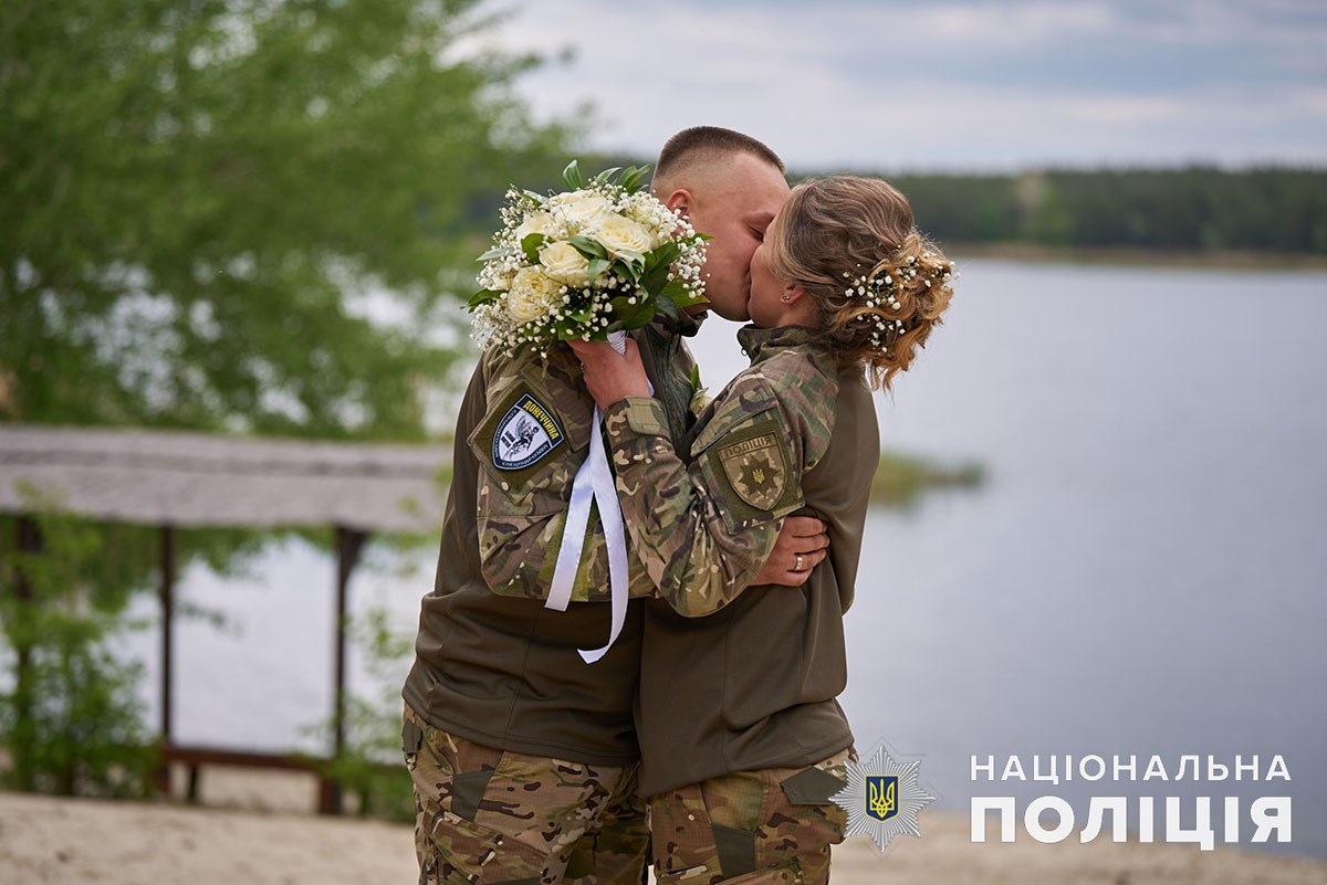 В деокупованому Лимані одружилися поліцейські, які рятують людей в зоні бойових дій