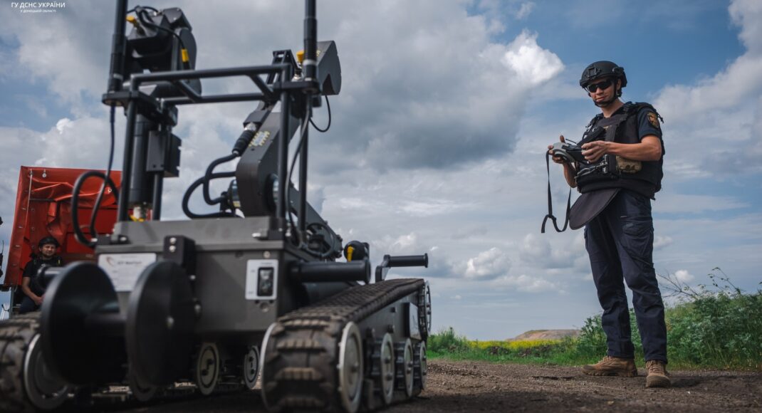 Розміновувати території Донеччини саперам допомагає роботизований комплекс: відео
