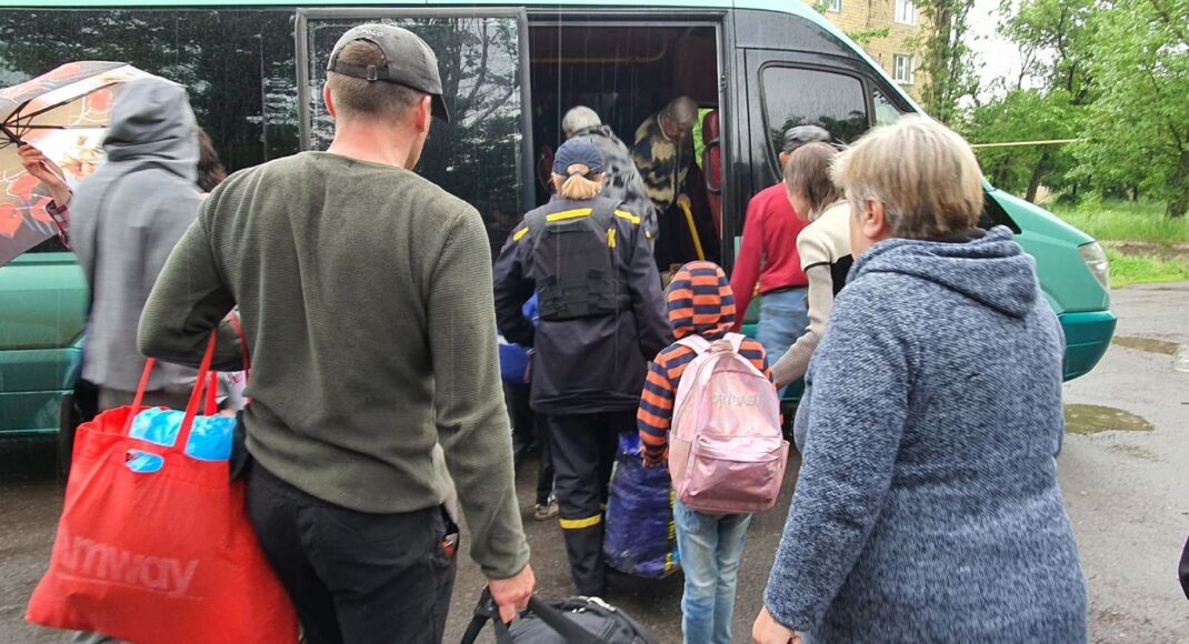 Рятувальники Донеччини через постійні обстріли ворога продовжують евакуювати людей з Авдіївки: відео