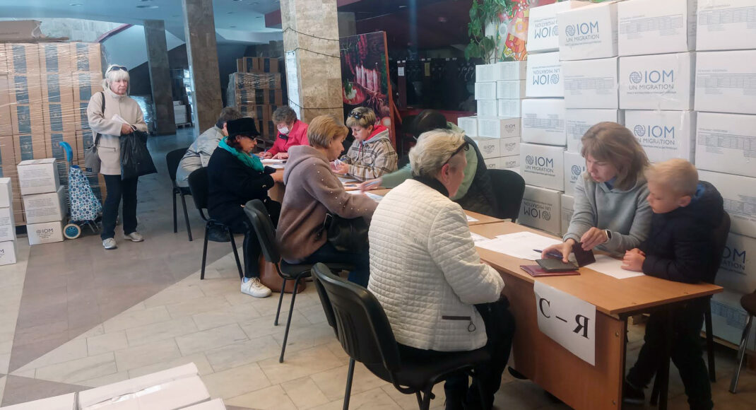 На Дніпропетровщині майже 700 переселенців з Луганщини отримали посуд та постільну білизну