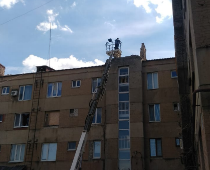У деокупованому Лимані відновлюють покрівлі житлових будинків