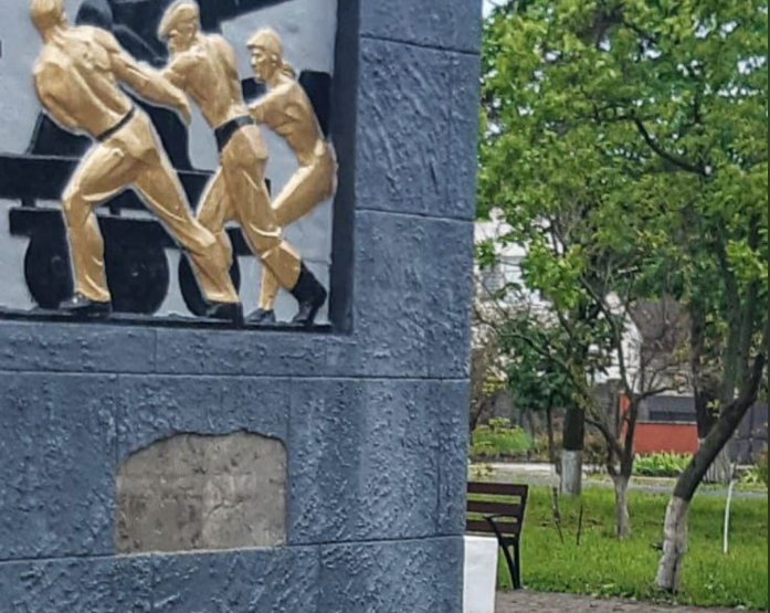 В оккупированном Мариуполе начал сыпаться памятник, который якобы "отремонтировали" к 9 мая: фото