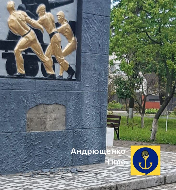 В окупованому Маріуполі почав сипатися пам'ятник, який нібито "відремонтували" до 9 травня: фото
