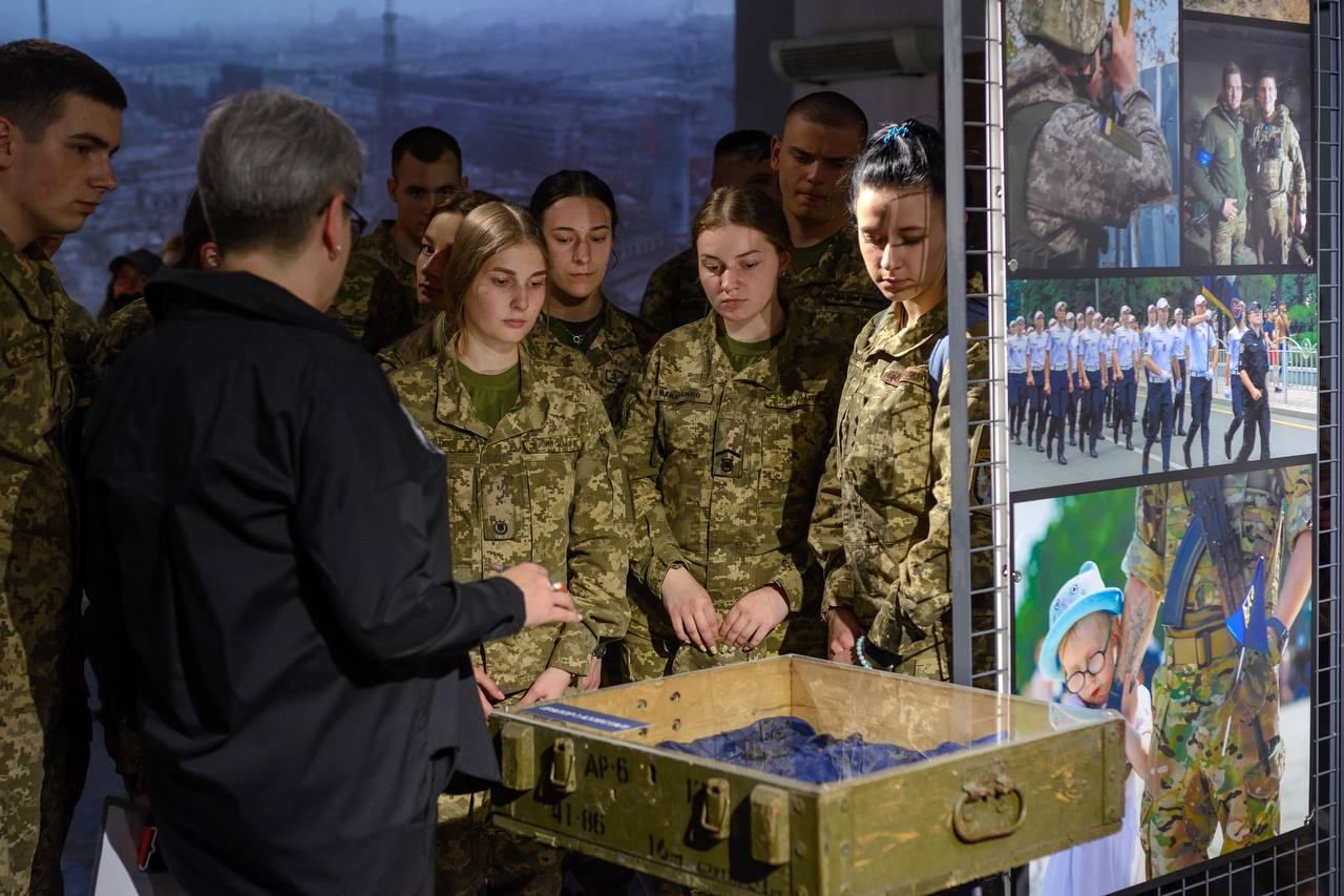 У Києві відкрили виставку Маріуполь 86 #НаЖиво до трагічної річниці з історії Маріуполя