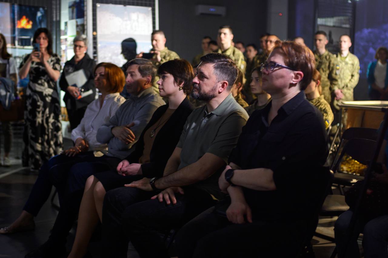 У Києві відкрили виставку Маріуполь 86 #НаЖиво до трагічної річниці з історії Маріуполя