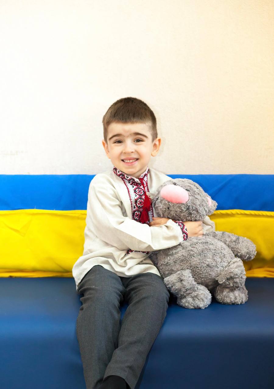 Краса вишиванки в об'єктиві: для дітей переселенців з Маріуполя у Києві провели святкову фотосесію